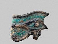 Aeg F 175  Aeg F 175, Dritte Zwischenzeit, Udjatauge, Fayence, L 1,6 cm, B 1,1 cm, H 0,2 cm : Bestandskatalog Ägypten, Museumsfoto: Claus Cordes